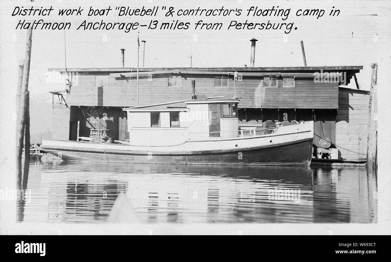 Port de Wrangell, Alaska. Bateau de travail de district de Bluebell, usine flottante de l'entrepreneur à Halfmoon Anchorage, à 21 kilomètres de Saint-Pétersbourg. Banque D'Images