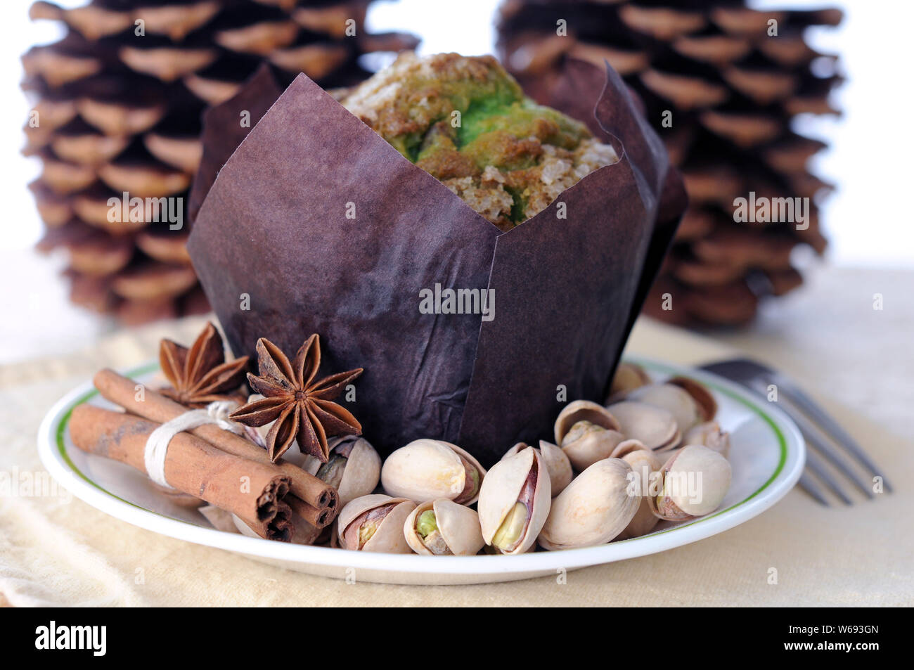 Muffin aux noix et aux épices maison de matin Banque D'Images