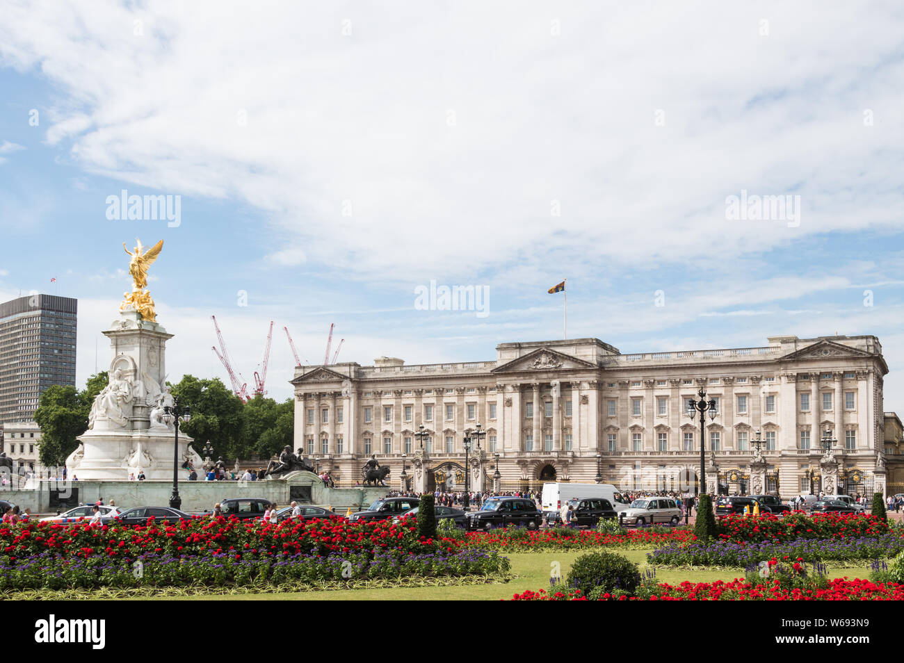 Londres - 8 juillet 2014 : Paysage du palais de Buckingham et Queen Victoria Memorial bondées de touristes, et le trafic sur un jour nuageux. Gardens f Banque D'Images