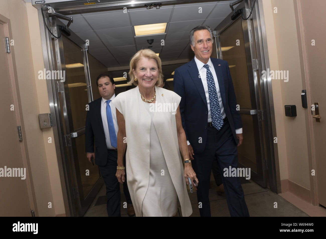 Washington, District de Columbia, Etats-Unis. 31 juillet, 2019. Sénateur des États-Unis Cindy Hyde-Smith (républicain du Mississippi) et Sénateur des Etats-Unis Mitt Romney (républicain de l'Utah) font leur chemin à l'étage du Sénat sur la colline du Capitole à Washington, DC, États-Unis, le 31 juillet 2019. Credit : Stefani Reynolds/CNP/ZUMA/Alamy Fil Live News Banque D'Images