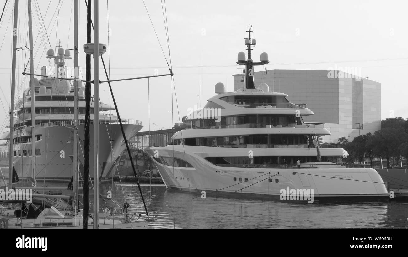 Scène à Port Vell, Barcelone. Grands yachts. Banque D'Images