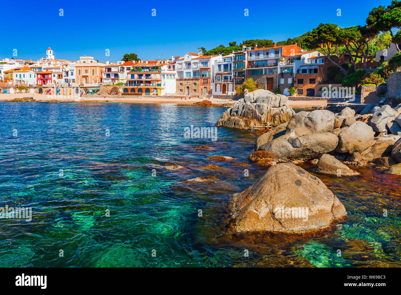 Paysage avec la mer Calella de Palafrugell, Catalogne, Espagne près de  Barcelone. Village de pêcheurs pittoresque avec une belle plage de sable  fin et d'eau bleu clair en n Photo Stock -