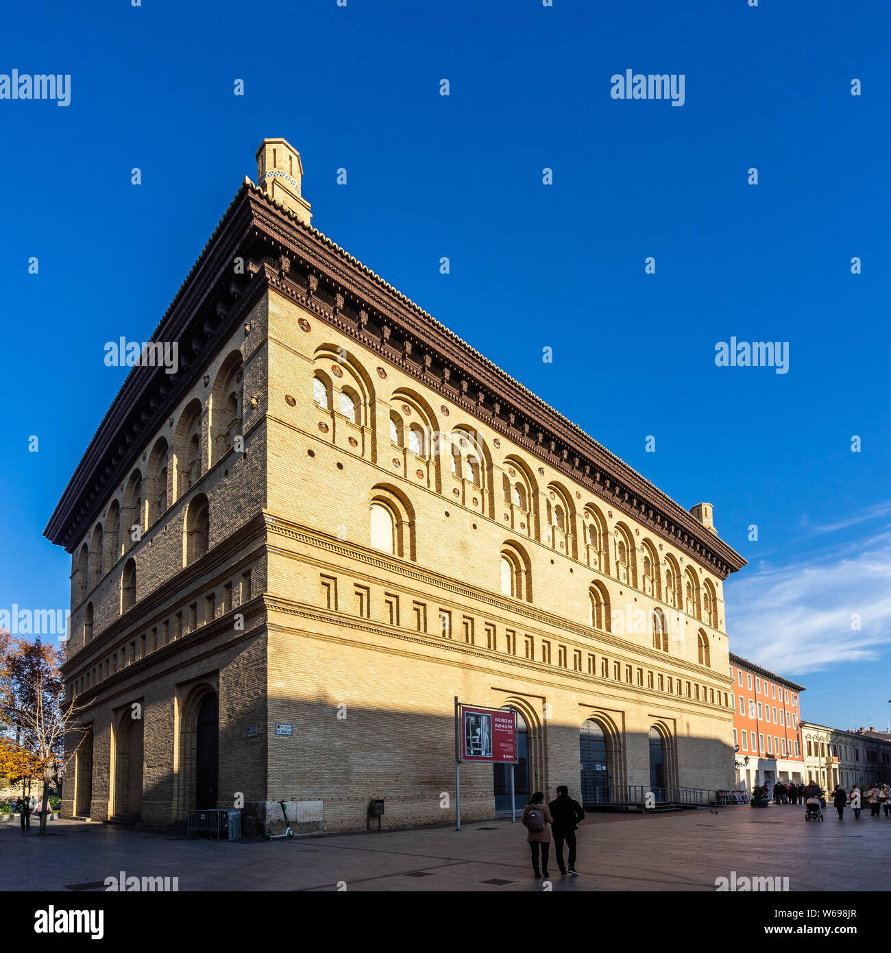 La Lonja de Saragosse, construit au 16ème siècle dans le style Renaissance, maintenant et hall d'exposition. Zaragoza, Aragon, Espagne, Décembre 2018 Banque D'Images