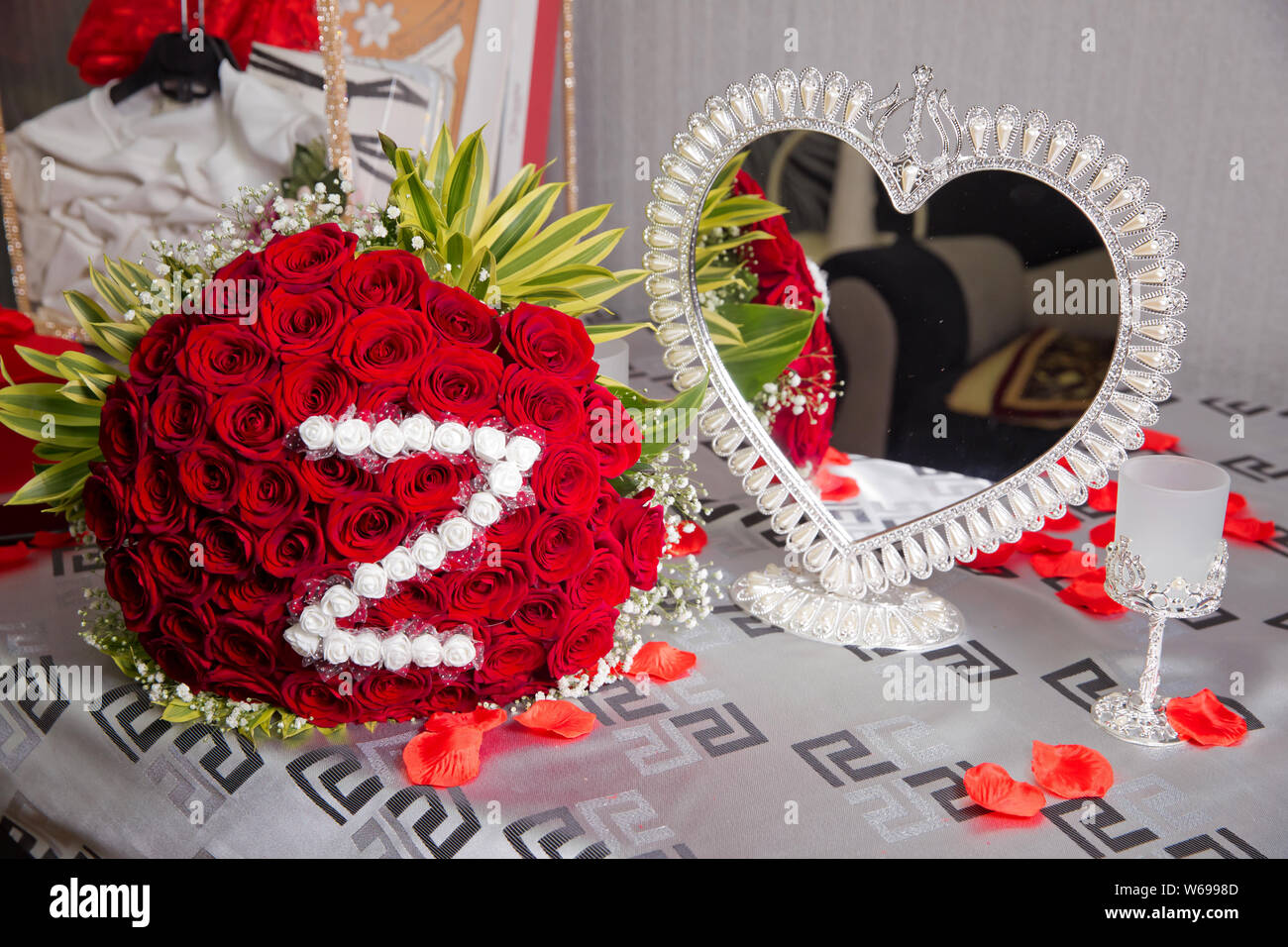 Un bouquet de fleurs bouquet d'une centaine de roses rouges . Grand bouquet d'une centaine de grandes fleurs roses rouge coeur blanc .miroir. Banque D'Images