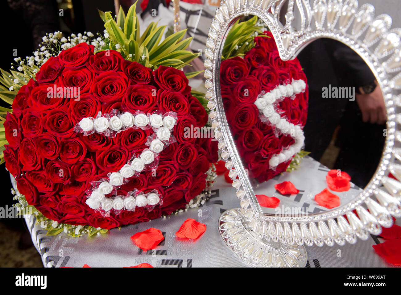 Un bouquet de fleurs bouquet d'une centaine de roses rouges . Grand bouquet d'une centaine de grandes fleurs roses rouge coeur blanc .miroir. Banque D'Images