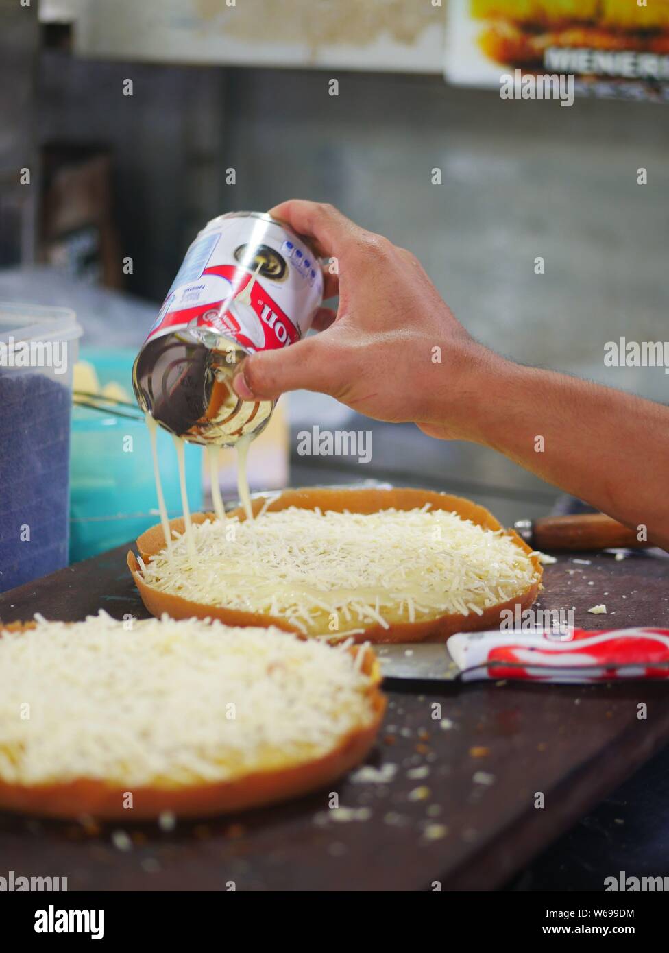21 juillet 2019 - Tarakan, Indonésie : faire du martabak doux (terang bulan). Le martabak doux commence par une pâte très éggueuse. Banque D'Images