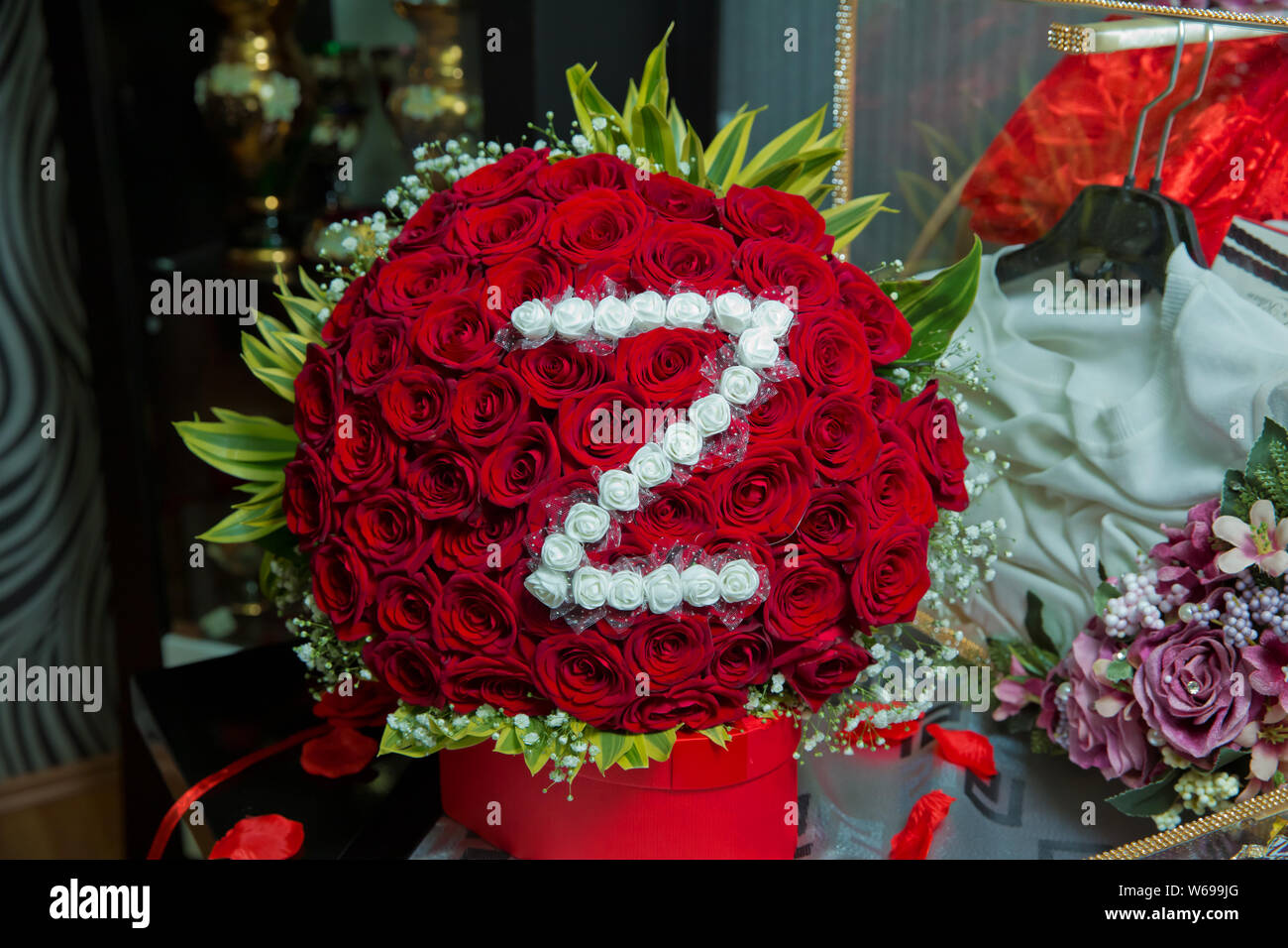 Grand luxe superbe bouquet dans les mains d'une jolie fille. Le jardin d'une centaine de roses rouges. Passionnément couleur écarlate, l'automne humeur. bouquet dans un hat box Banque D'Images