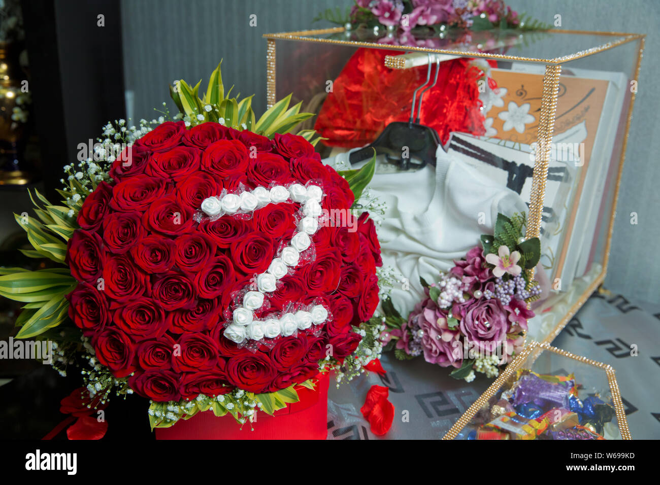 Grand luxe superbe bouquet dans les mains d'une jolie fille. Le jardin d'une centaine de roses rouges. Passionnément couleur écarlate, l'automne humeur. bouquet dans un hat box Banque D'Images