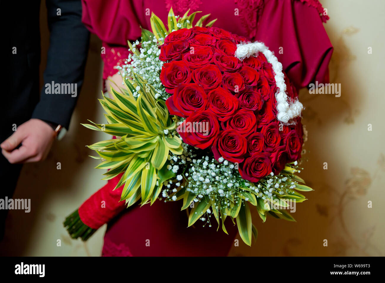 Grand luxe superbe bouquet dans les mains d'une jolie fille. Le jardin d'une centaine de roses rouges. Passionnément couleur écarlate, l'automne humeur. bouquet dans un hat box Banque D'Images