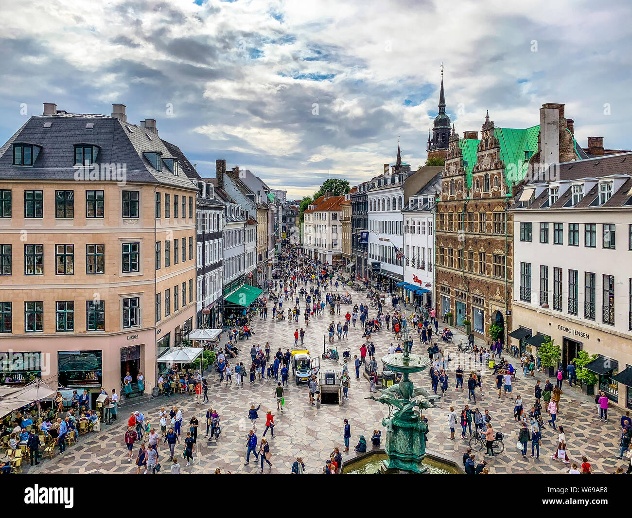 Copenhague, Danemark : 30 juillet 2019 : Vue de dessus d'une belle rue commerçante Stroget dans le centre-ville de Copenhague Banque D'Images