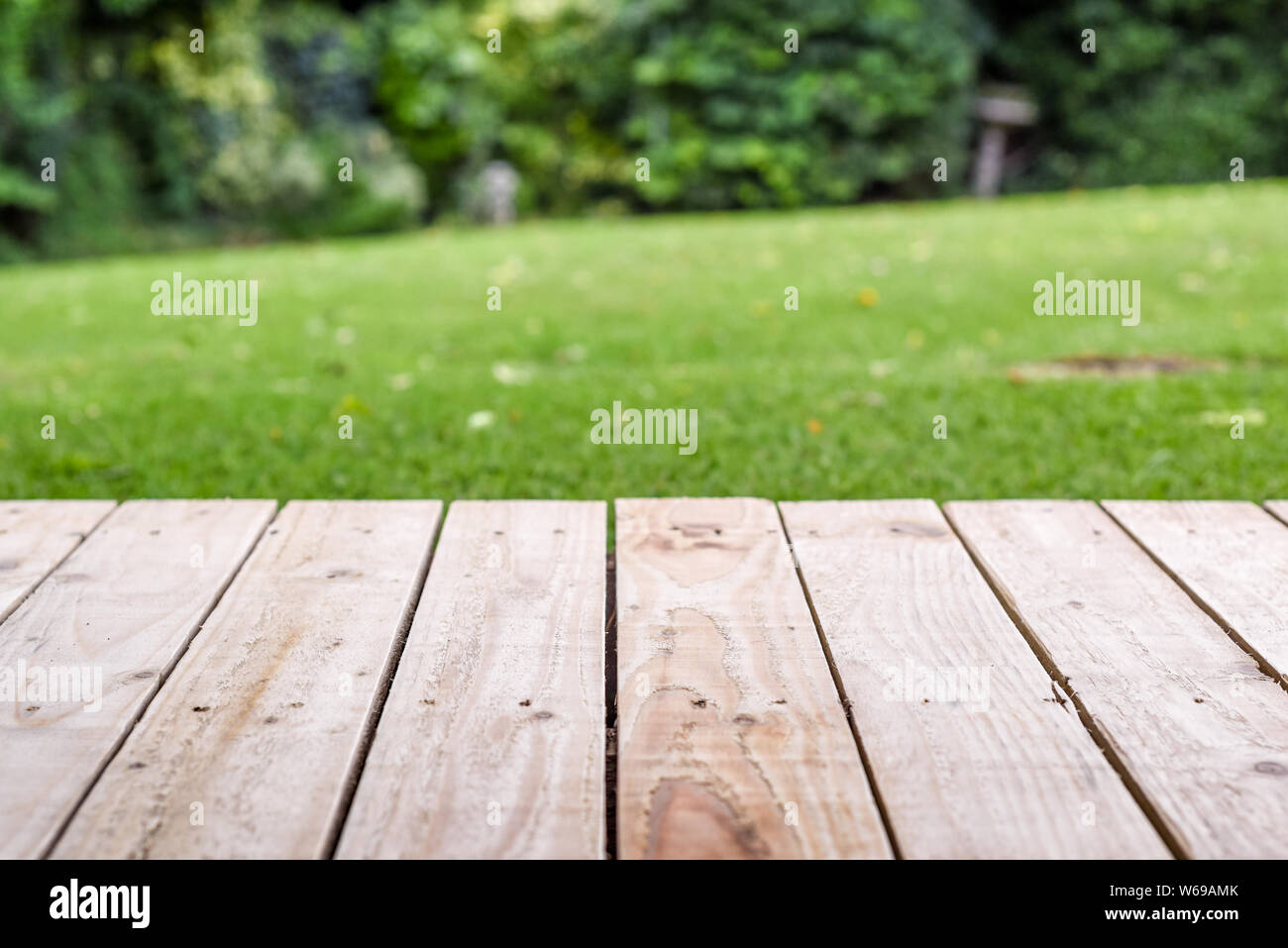 Table en bois avec surface vide jardin à l'arrière-plan flou Banque D'Images