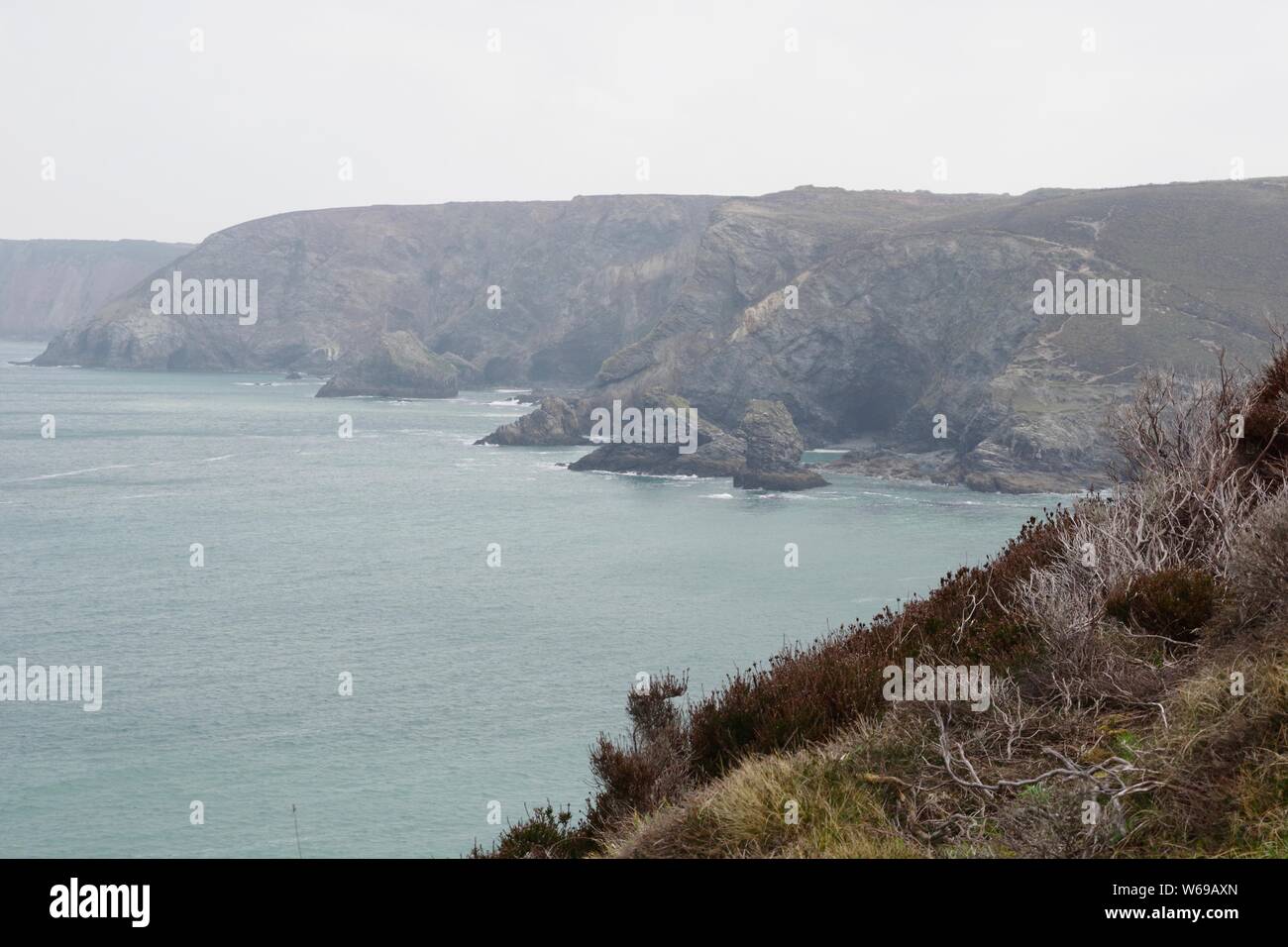 À l'Est le long de la côte nord des Cornouailles Cliffs sur une journée de printemps brumeux de Trevellas Cove, au Royaume-Uni. Banque D'Images