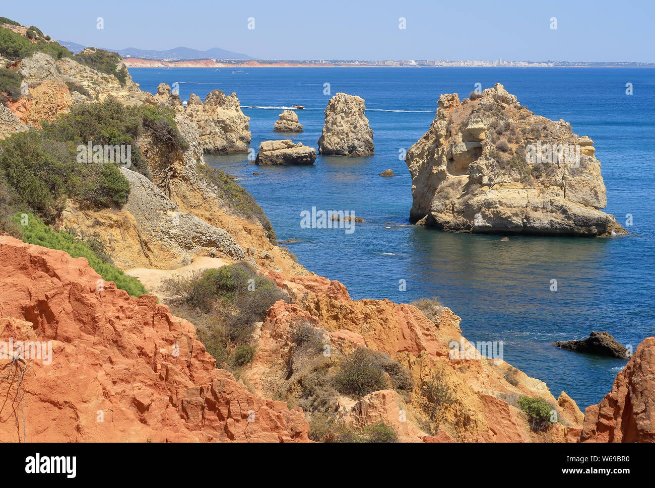 Les falaises rocheuses et jagged rocks près de Albufeira Banque D'Images