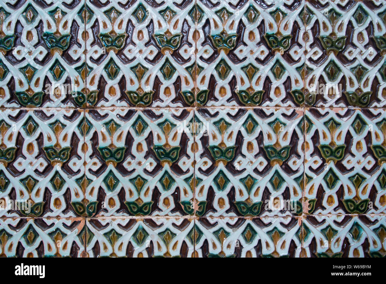 Carreaux mauresques à motifs au Condes de Castro Guimaraes Musem anciennement connu sous le nom de Torre de S. Sebastião (Tour Saint-Sébastien) à Cascais, Portugal. Banque D'Images