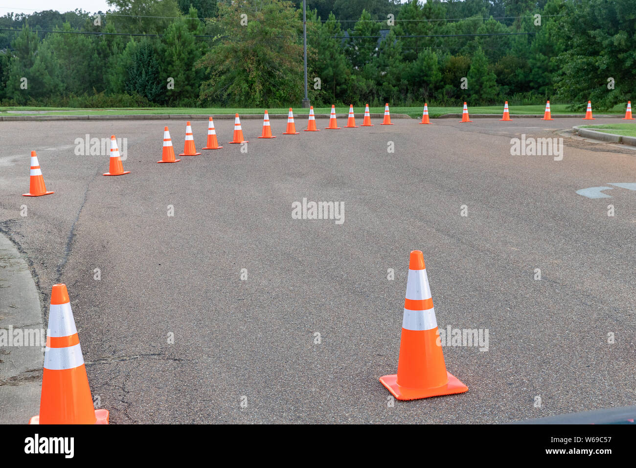 Cônes de signalisation orange sur la chaussée pour aider à la circulation de véhicules en circulation Banque D'Images