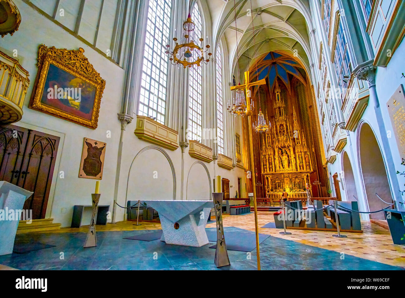 Vienne, AUTRICHE - mars 2, 2019 : le choeur de l'église Saint Augustin en style gothique avec des meubles modestes, retable doré en abside et autel de pierre sur Banque D'Images