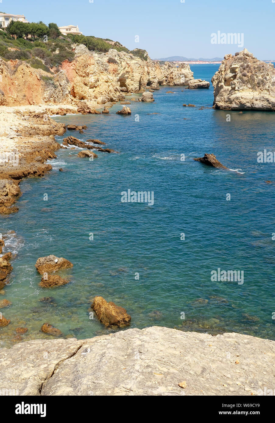 La côte découpée et rocheuse près de Albufeira dans la région de l'Algarve du Portugal Banque D'Images