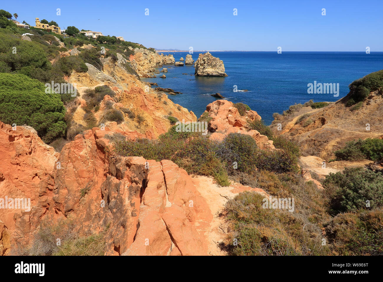 Les falaises rocheuses dentelées et le Caminho da Baleeira nature reserve Banque D'Images