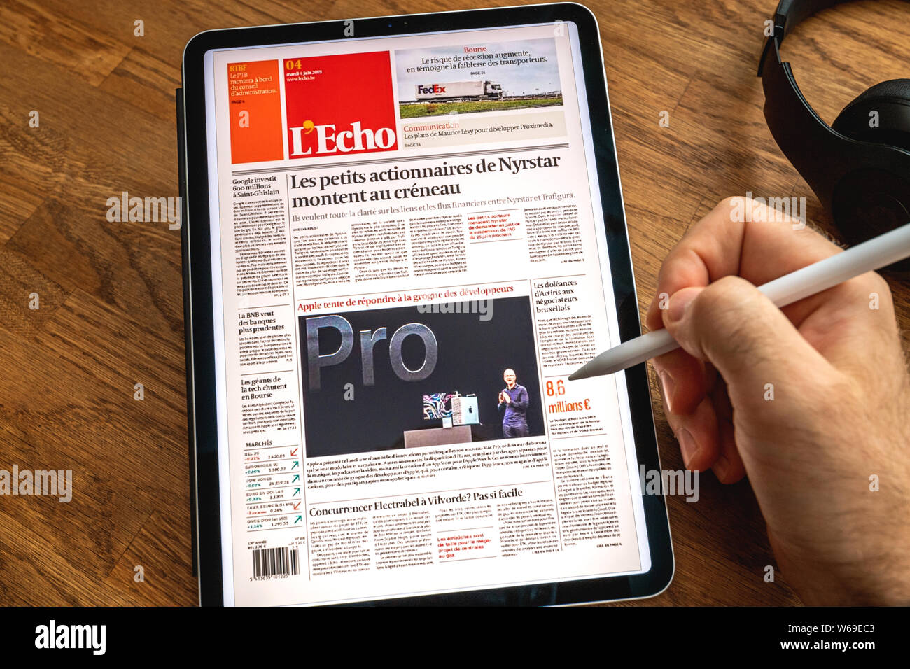 Paris, France - Nov 6, 2019 : Belgique journal l'Echo avec Tim Cook, CEO  d'Apple, présentant les derniers Mac Pro professional workstation - Ecran  d'affichage pro iPad Photo Stock - Alamy