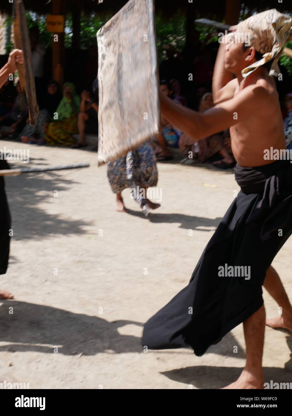 Peresean la danse, une preuve de virilité homme trible Sasak à Lombok Banque D'Images