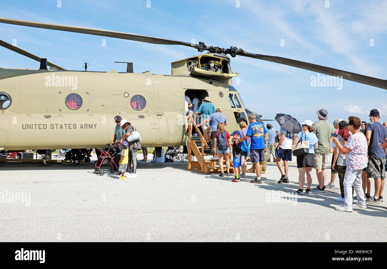 Les gens attendent de visiter un avion de l'armée des États-Unis lors du week-end annuel de la fête du travail Cleveland National Air Show à Cleveland, Ohio, États-Unis. Banque D'Images