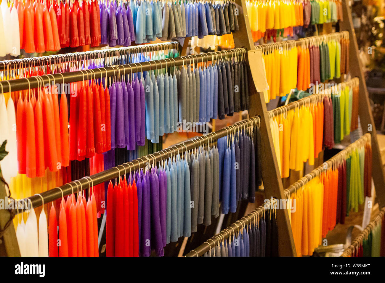 Variété de bougies dans la stor pour des vacances Temps de célébration Banque D'Images