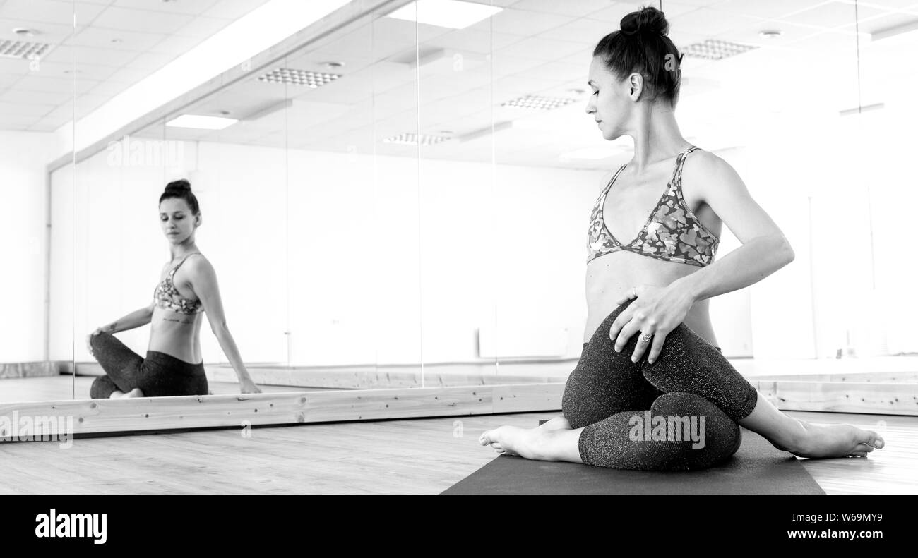 Monter la fille actif sport à la mode sportswear dans l'exercice de remise en forme yoga Yoga en studio. Banque D'Images