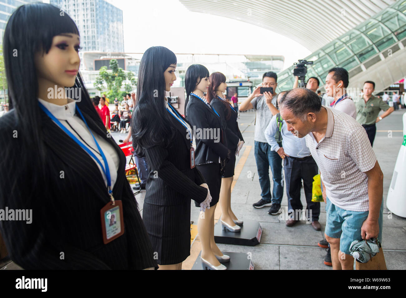 Les passagers regarder les robots humanoïdes utilisés pour sensibiliser l'opinion publique de l'anti-drogue affiché sur la Journée internationale contre l'abus et le traf Banque D'Images