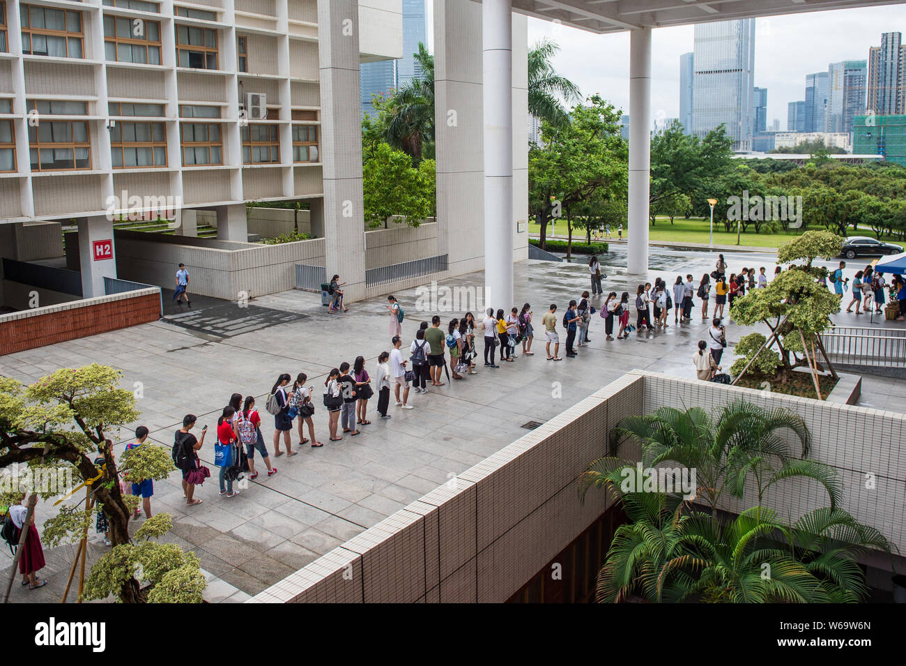 La file d'élèves jusqu'à obtenir des litchis pour libre, qui sont récoltées dans le campus de l'Université de Shenzhen, dans la ville de Shenzhen, Guangdong en Chine du sud p Banque D'Images
