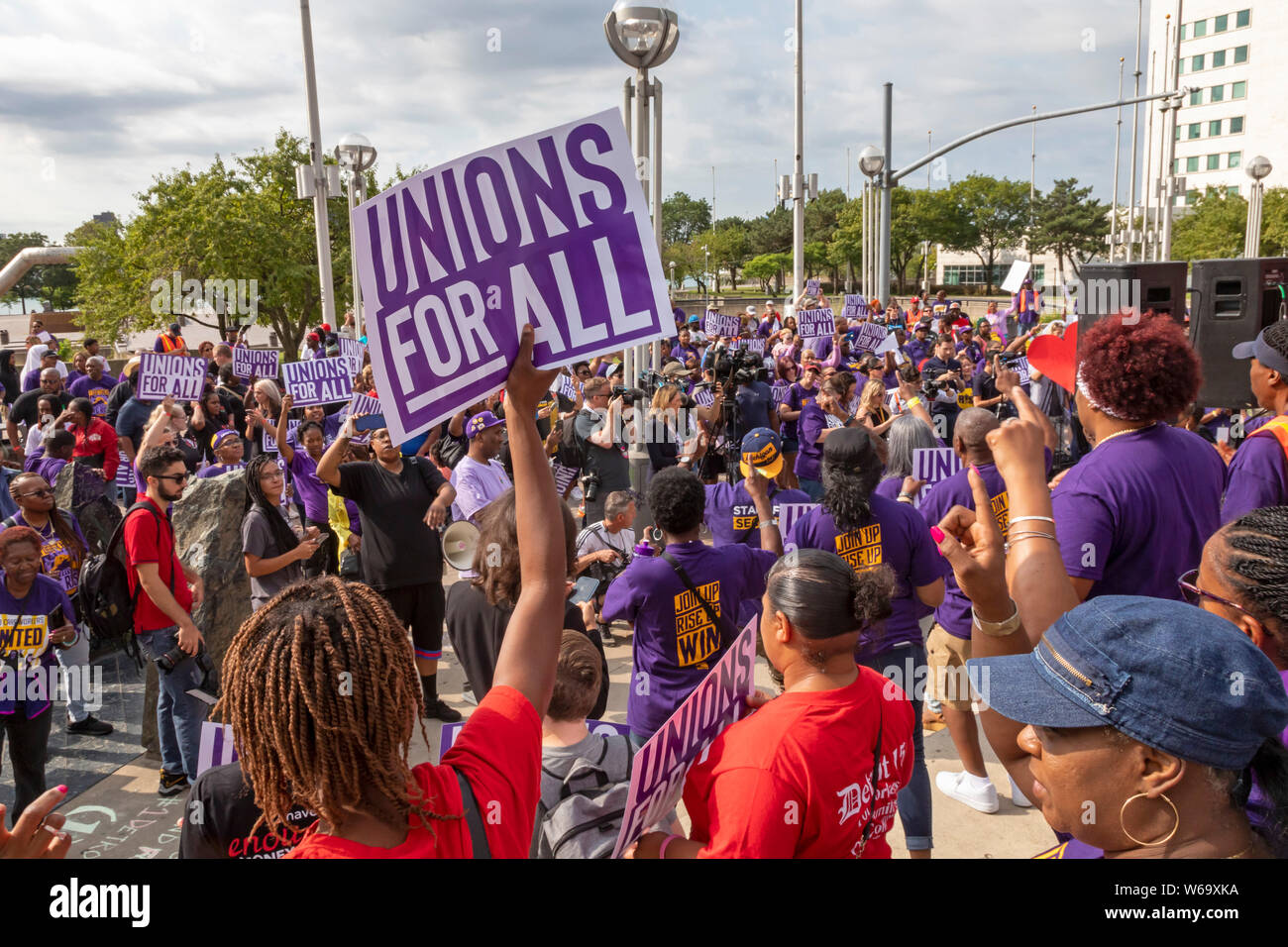 Detroit, Michigan - les gardes de sécurité à édifices du centre-ville de l'homme d'affaires Dan Gilbert rassemblement à l'héritage du travail monument dans le cadre de leur campagne Banque D'Images