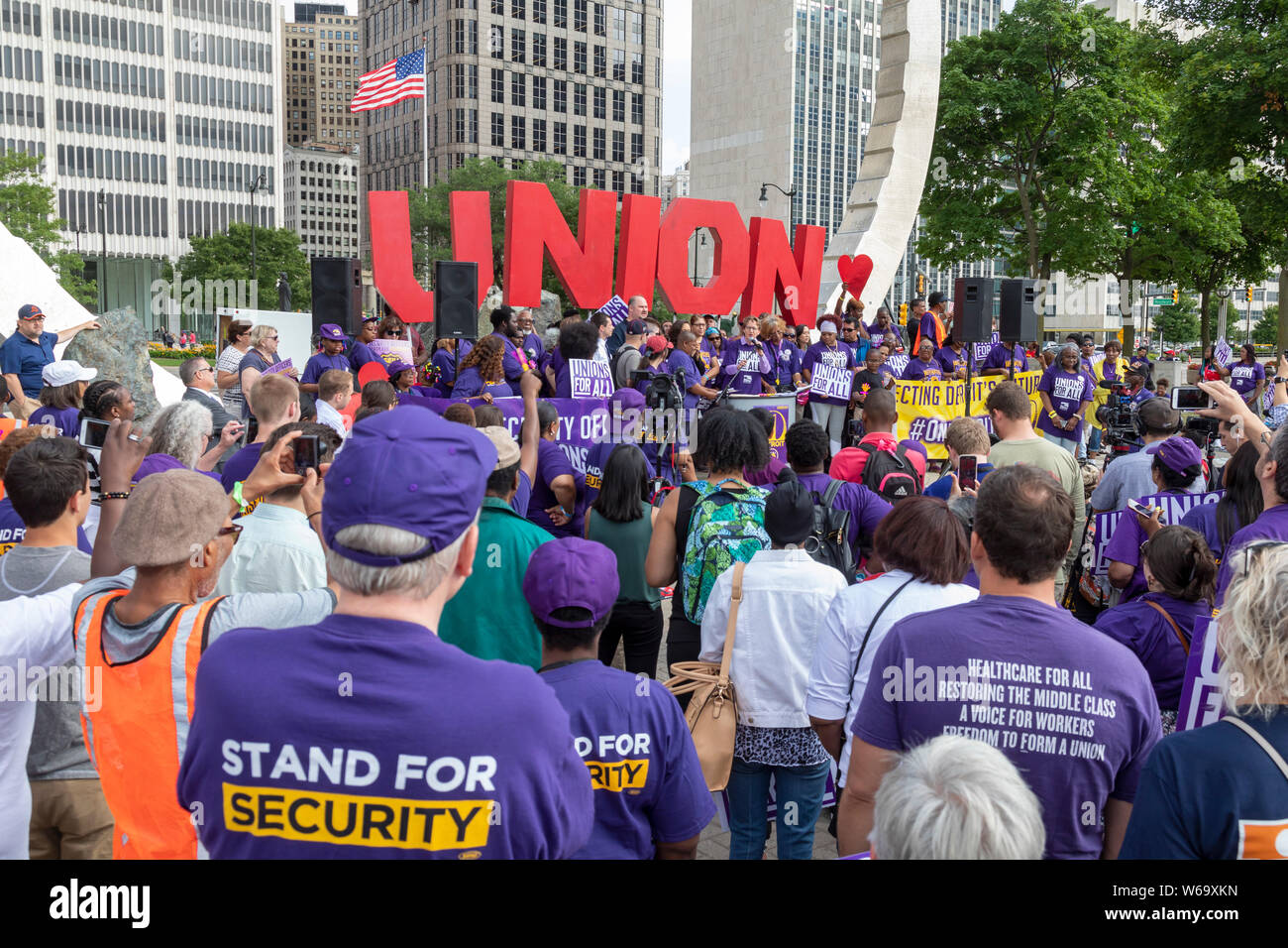 Detroit, Michigan - les gardes de sécurité à édifices du centre-ville de l'homme d'affaires Dan Gilbert rassemblement à l'héritage du travail monument dans le cadre de leur campagne Banque D'Images