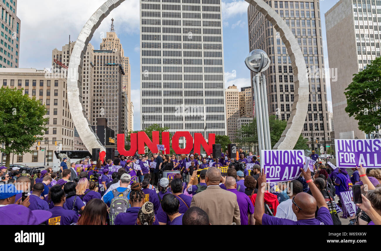 Detroit, Michigan - les gardes de sécurité à édifices du centre-ville de l'homme d'affaires Dan Gilbert rassemblement à l'héritage du travail monument dans le cadre de leur campagne Banque D'Images