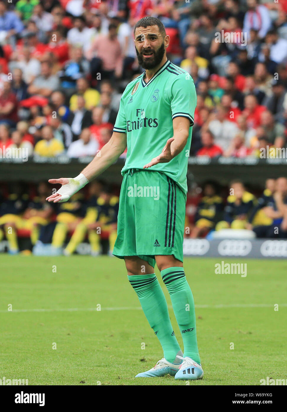 (190801) -- MUNICH, 1er août 2019 (Xinhua) -- Karim Benzema du Real Madrid réagit au cours de la troisième place des séries éliminatoires de la coupe d'Audi entre le Real Madrid de l'Espagne et de Turquie Fenerbahçe SK à Munich, Allemagne, le 31 juillet 2019. Le Real Madrid a gagné 5-3. (Photo de Philippe Ruiz/Xinhua) Banque D'Images