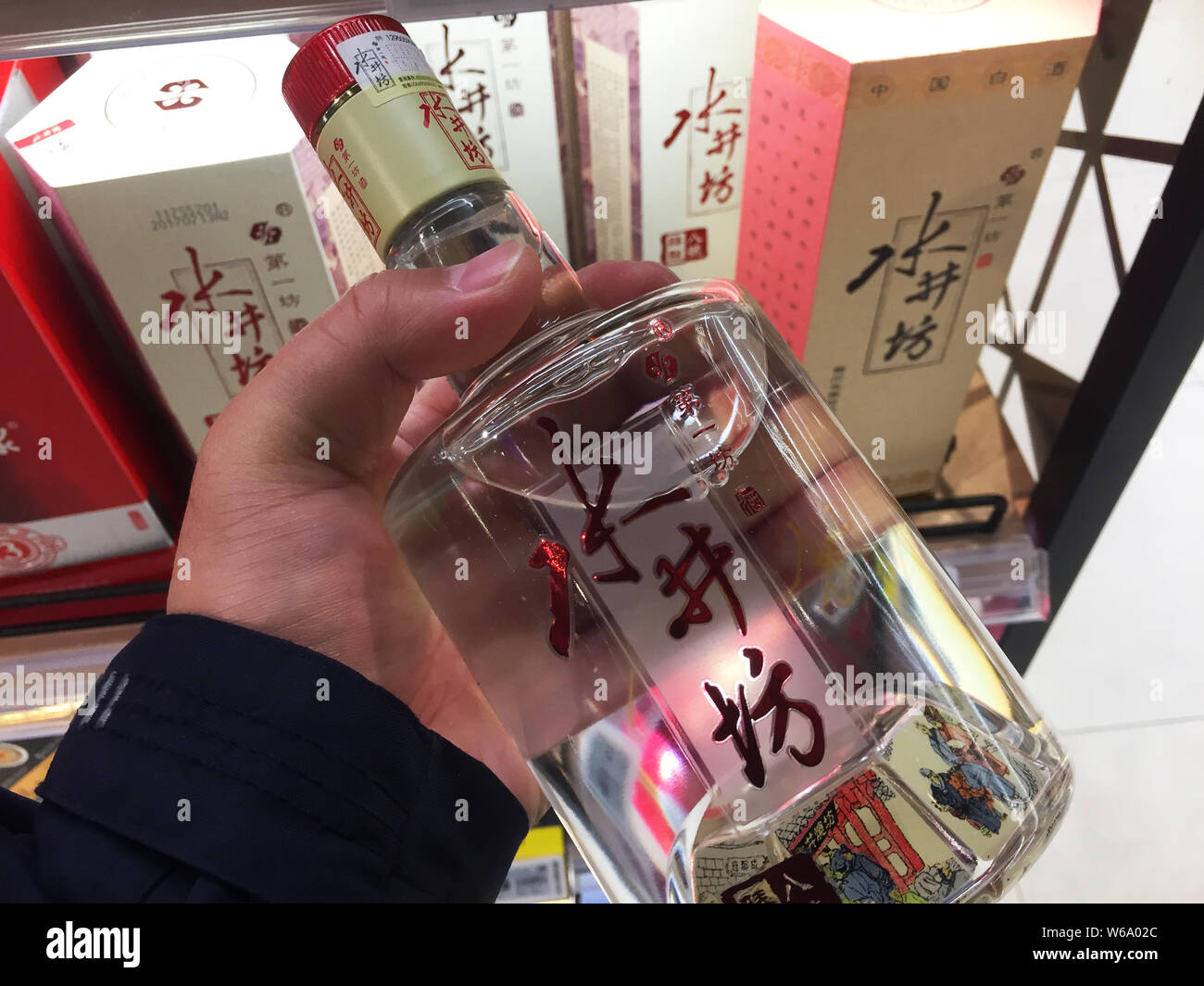 --FILE--un client des magasins pour une bouteille de liqueur Shuijingfang dans un magasin à Shanghai, Chine, 1 décembre 2017. Les producteur de spiritueux Diageo Plc Banque D'Images --FILE--un client des magasins pour une bouteille de liqueur Shuijingfang dans un magasin à Shanghai, Chine, 1 décembre 2017. Les producteur de spiritueux Diageo Plc Banque D'Images