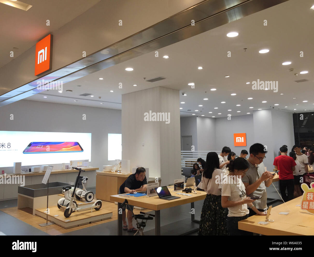 - Un fichier clients--shop à un magasin Xiaomi à Wuhan, Chine Wuhan province centrale, 3 juin 2018. Bouilloire smartphone chinois Xiaomi Corp a bordée Banque D'Images