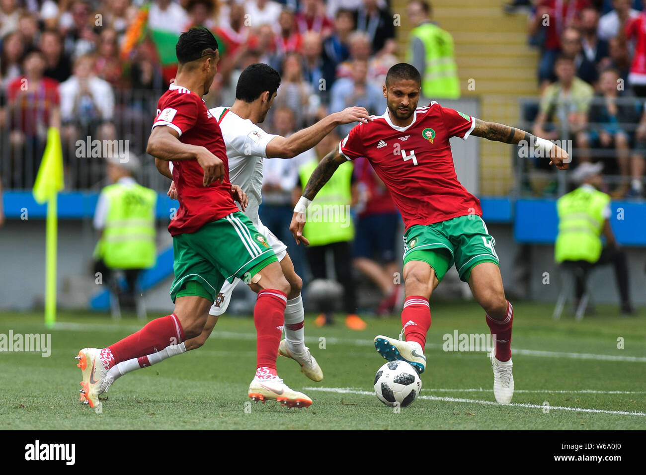 Goncalo Guedes de Portugal, centre, défis Manuel da Costa du Maroc dans leur match du groupe B lors de la Coupe du Monde FIFA 2018 à Moscou, Russie, 20 Banque D'Images