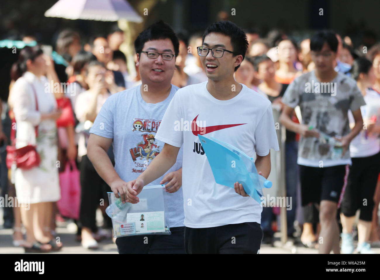 Un étudiant chinois portant un tee shirt Nike et d'autres arrivent à une école intermédiaire à passer l'examen d'entrée à l'université nationale, également connu sous le gaokao, j Banque D'Images