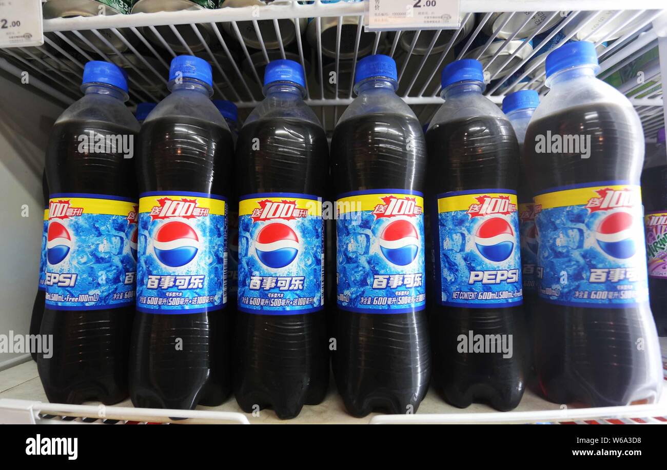 FILE--bouteilles de coke Pepsi sont en vente dans un supermarché dans la  ville de Xuchang, province du Henan en Chine centrale, 7 juillet 2013.  PepsiCo, Inc. a annoncé o Photo Stock - Alamy