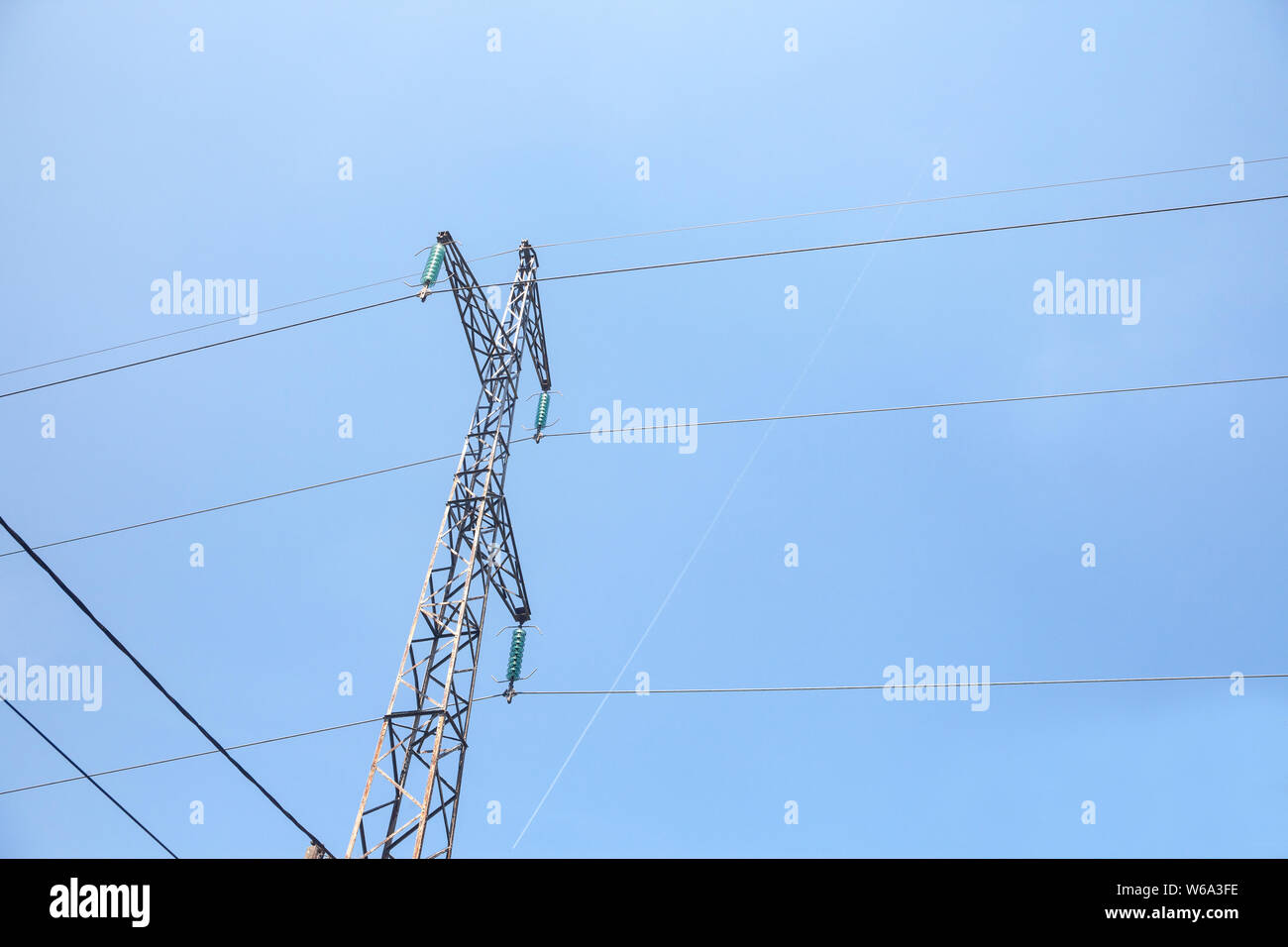 Les pylônes électriques, pylônes, tours de puissance, adaptées pour le transport de l