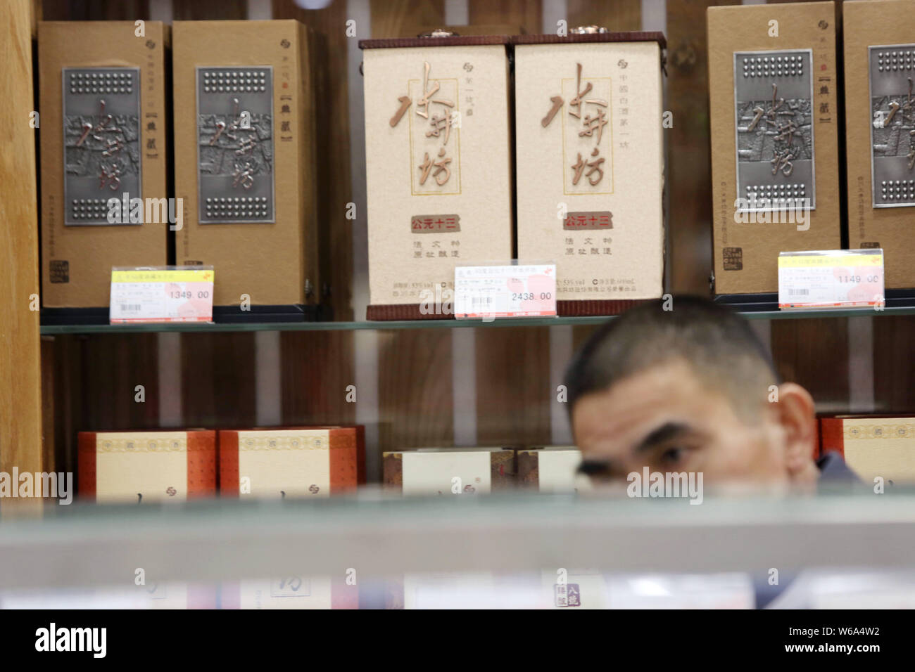 --FILE--boutiques d'un client pour des bouteilles de liqueur Shuijingfang dans un magasin à Shanghai, Chine, le 2 février 2015. Les producteur de spiritueux Diageo Plc sa Banque D'Images --FILE--boutiques d'un client pour des bouteilles de liqueur Shuijingfang dans un magasin à Shanghai, Chine, le 2 février 2015. Les producteur de spiritueux Diageo Plc sa Banque D'Images