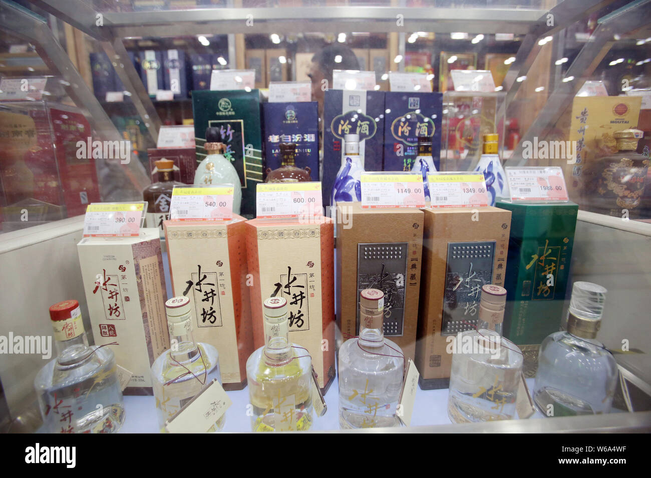 --FILE--bouteilles de liqueur Shuijingfang sont en vente dans un magasin à Shanghai, Chine, le 2 février 2015. Les producteur de spiritueux Diageo plc a déclaré qu'il ha Banque D'Images --FILE--bouteilles de liqueur Shuijingfang sont en vente dans un magasin à Shanghai, Chine, le 2 février 2015. Les producteur de spiritueux Diageo plc a déclaré qu'il ha Banque D'Images