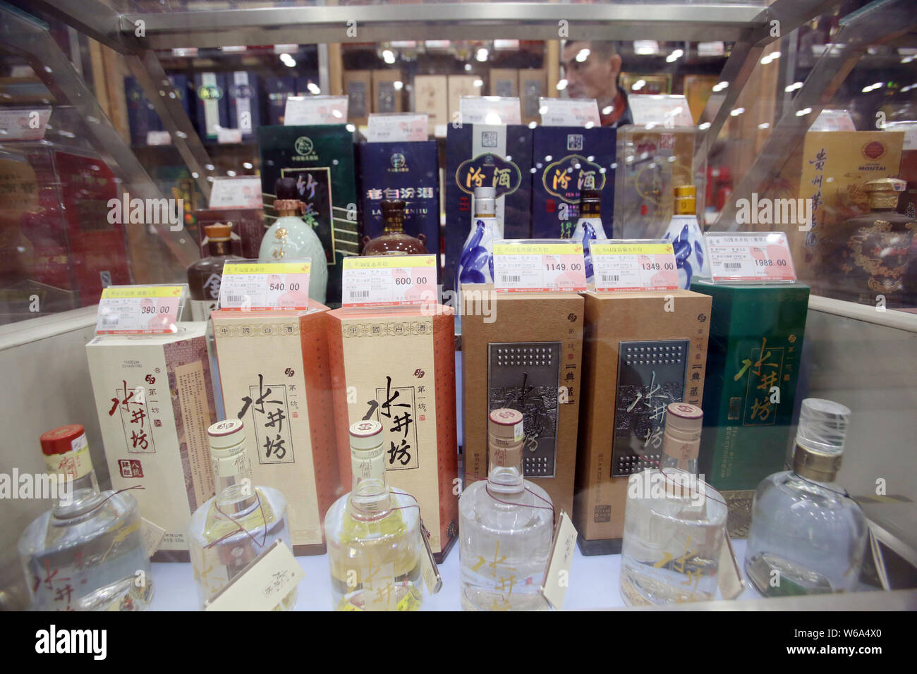 --FILE--bouteilles de liqueur Shuijingfang sont en vente dans un magasin à Shanghai, Chine, le 2 février 2015. Les producteur de spiritueux Diageo plc a déclaré qu'il ha Banque D'Images --FILE--bouteilles de liqueur Shuijingfang sont en vente dans un magasin à Shanghai, Chine, le 2 février 2015. Les producteur de spiritueux Diageo plc a déclaré qu'il ha Banque D'Images