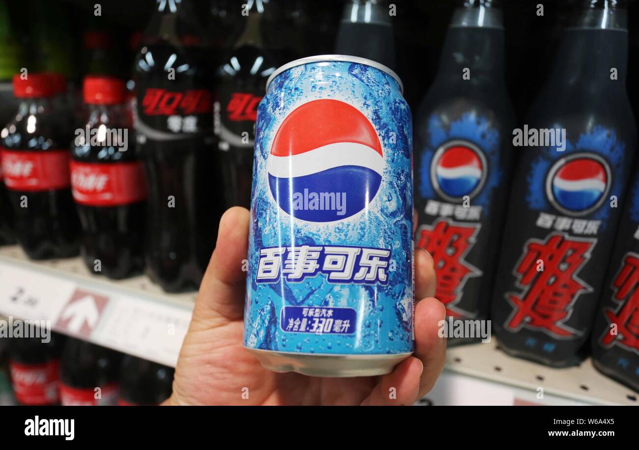FILE -- Un client montre une bouteille de coke Pepsi dans un supermarché  dans la ville de Xuchang, province du Henan en Chine centrale, 7 juillet  2013. PepsiCo, Inc L'exer Photo Stock - Alamy