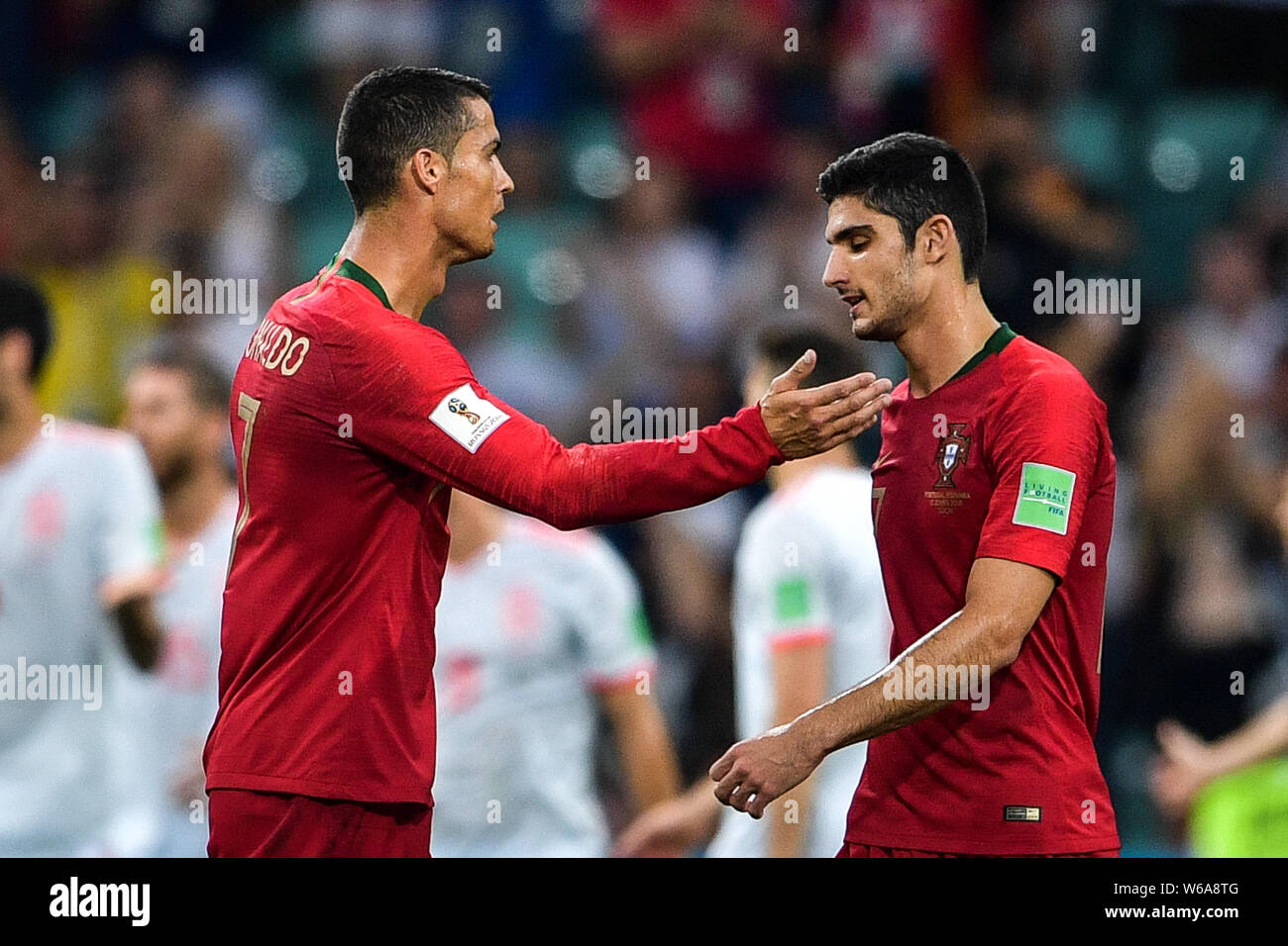 Cristiano Ronaldo, gauche, et Goncalo Guedes de Portugal réagir après Diego Costa de l'Espagne a marqué un but dans leur match du groupe B au cours de la FIFA 2018 Wor Banque D'Images