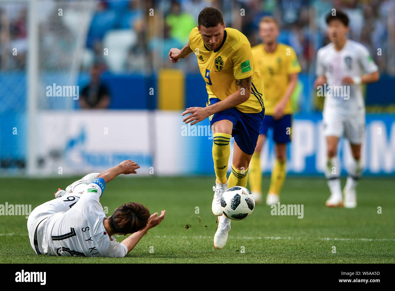 Marcus Berg de la Suède, droite, Ki Sung Yueng-défis de la Corée du Sud dans leur groupe F match pendant la Coupe du Monde FIFA 2018 à Nijni Novgorod, Russie Banque D'Images