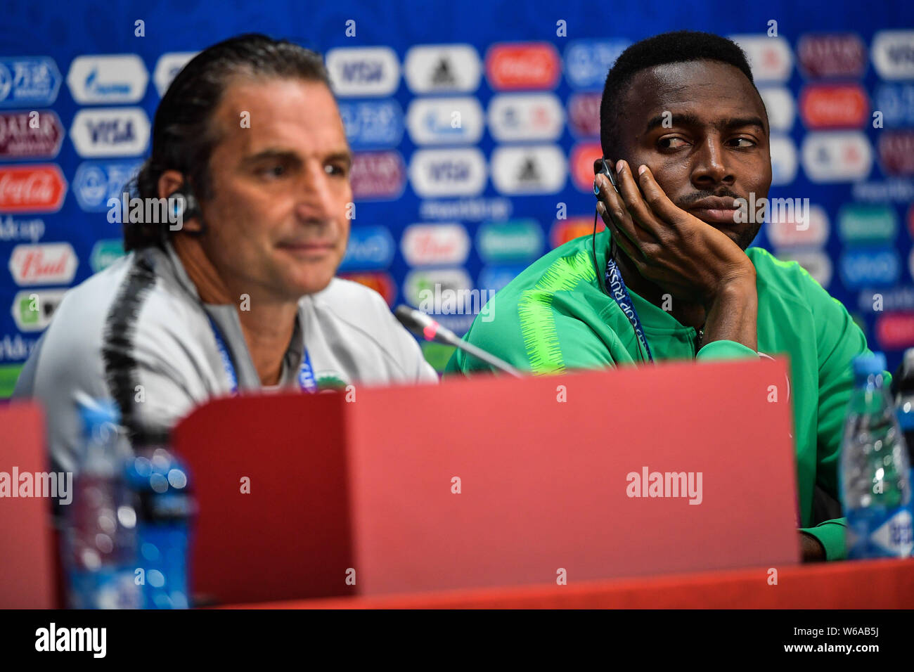 L'entraîneur-chef Juan Antonio Pizzi et dvd Osama Hawsawi d'Arabie saoudite assister à une conférence de presse avant de leur groupe d'un match contre la Russie au cours de th Banque D'Images