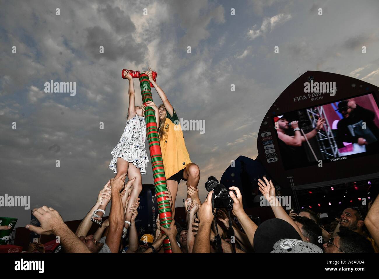 Les fans de football du monde entier font construire une tour humaine afin d'empiler jusqu'à 5 mètres de haut beer cup tour sur un carré à la chaleur de la Coupe du Monde 2018 C Banque D'Images