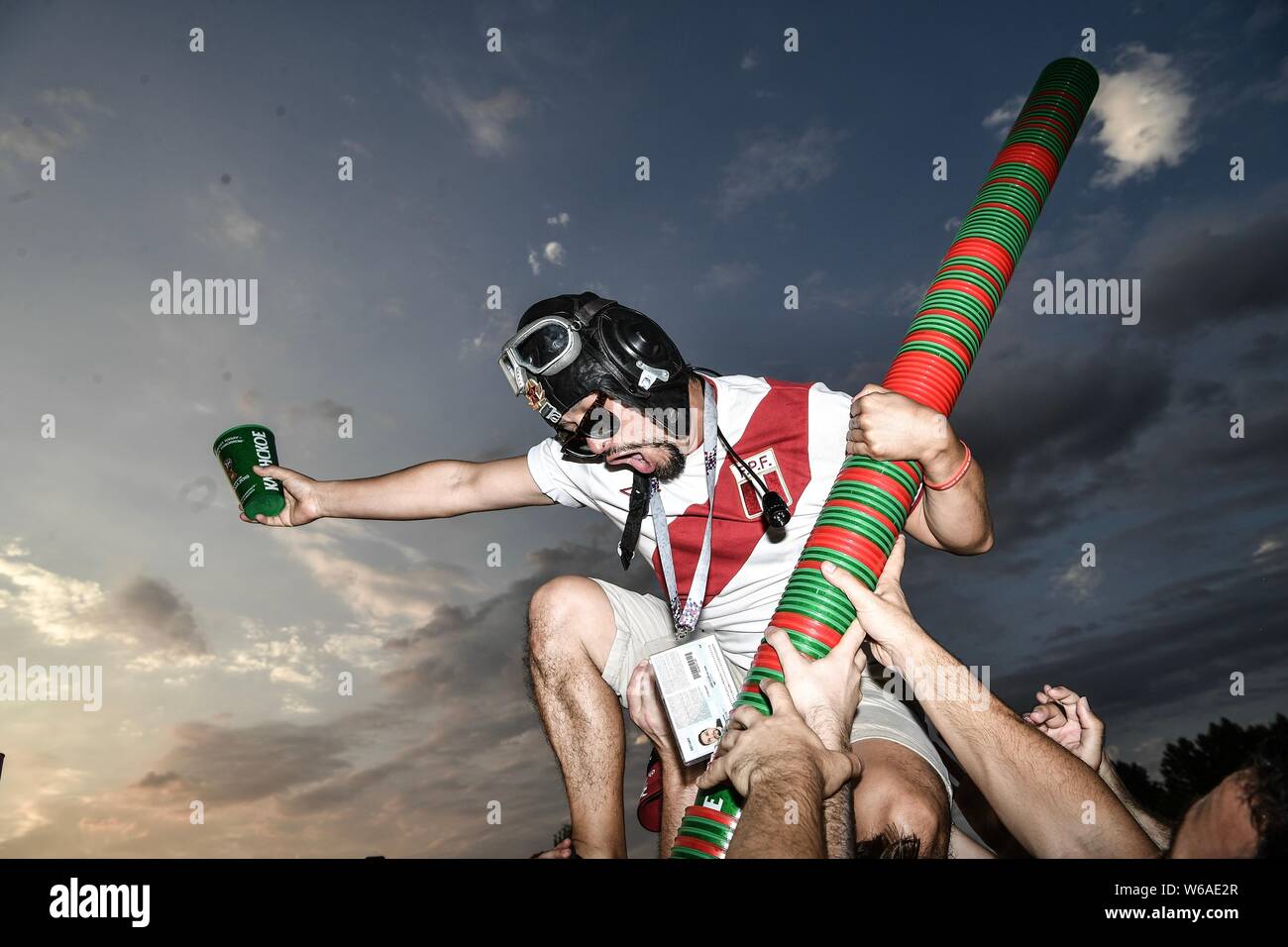 Les fans de football du monde entier font construire une tour humaine afin d'empiler jusqu'à 5 mètres de haut beer cup tour sur un carré à la chaleur de la Coupe du Monde 2018 C Banque D'Images