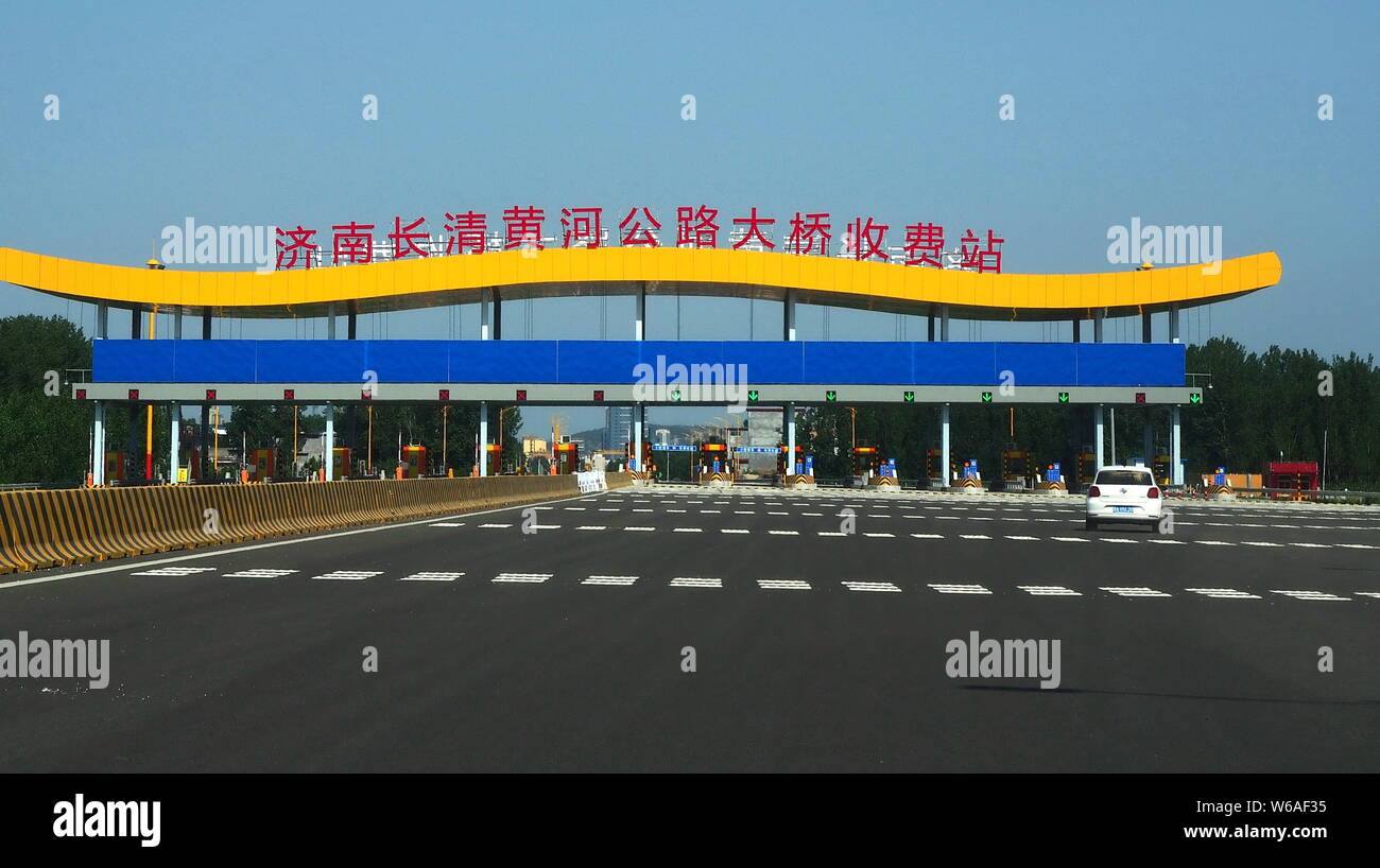 Une voiture conduit à passer par une station de péage pour entrer dans le pont routier de la Rivière Jaune Changqing dans Jinan City, Shandong province de Chine orientale, le 31 mai Banque D'Images