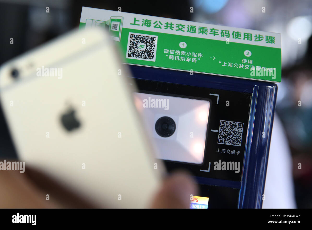 Un résident local utilise son smartphone pour obtenir le code QR par l'application mobile de Tencent WeChat fonction du paiement sur un terminal de paiement b Banque D'Images